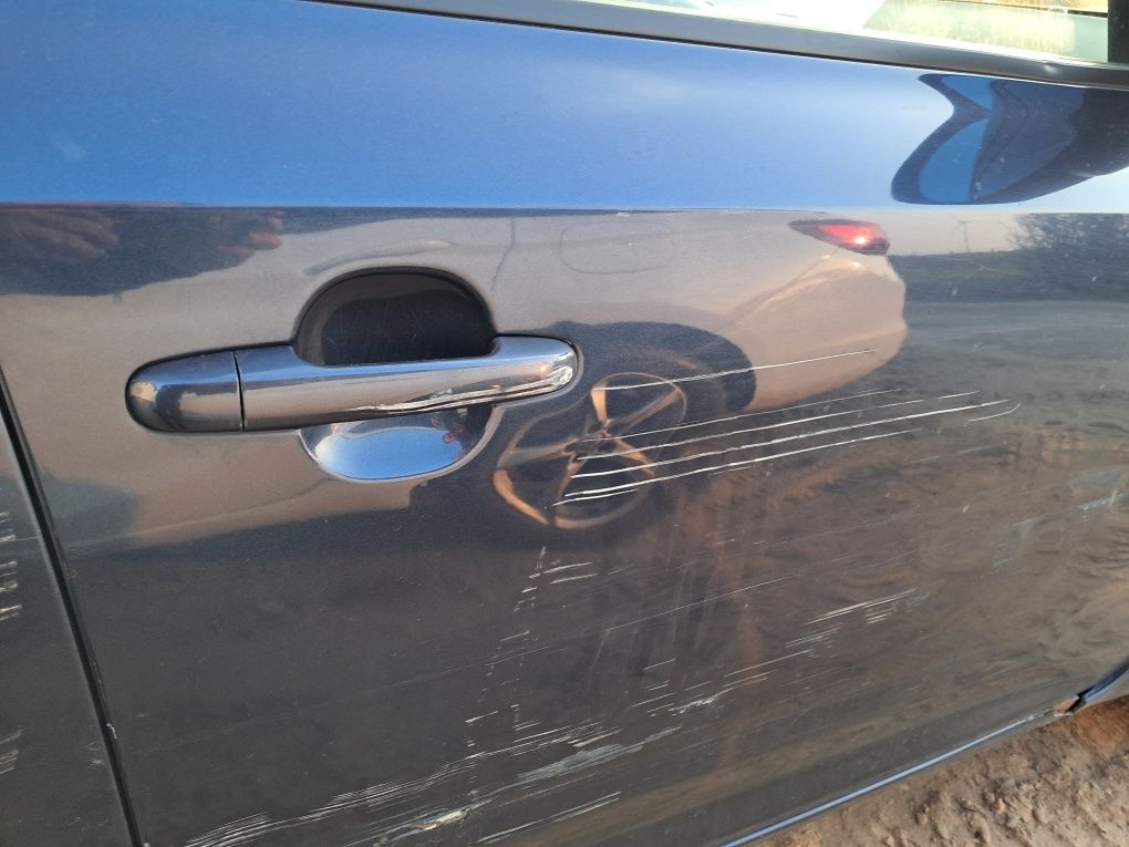 Sprzedam delikatnie uszkodzoną blacharsko Kia Ceed kombi z 2008r.