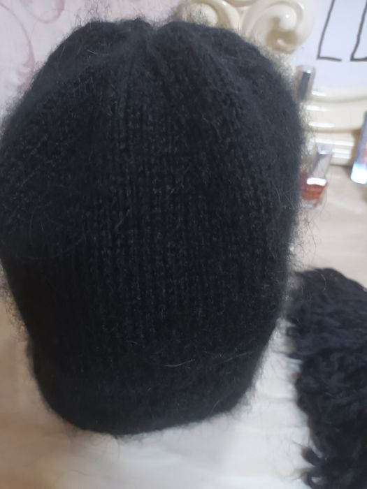 Шапка чорна шерстяна із шарфіком жіноча