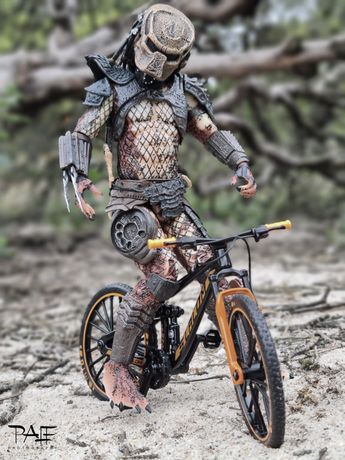 Bicicleta + Figura Predator (Neca)