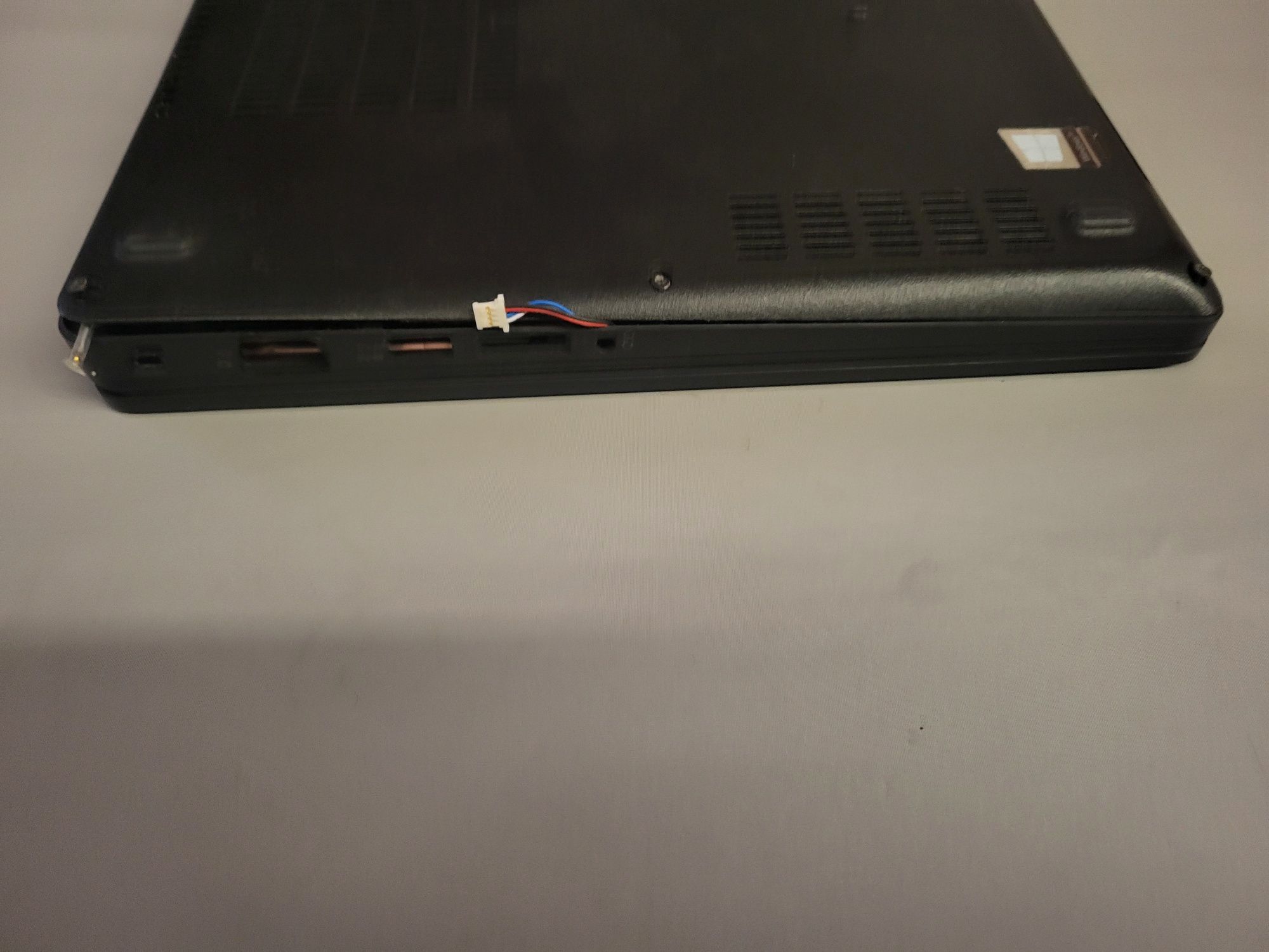 Sprzedam calą obudowe wraz z zawiasami do Dell Precision 3530