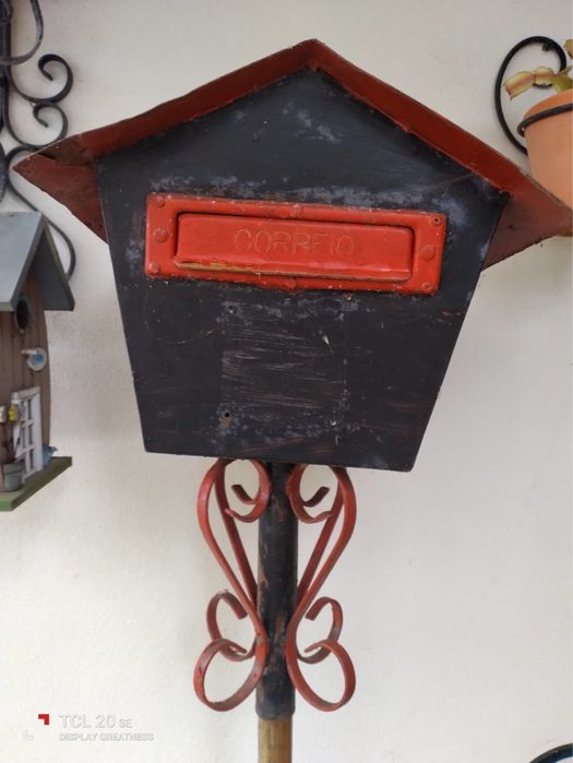 Caixa de correio com base