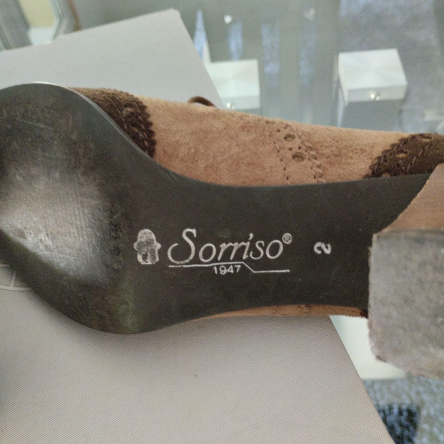 Sapatos de camurça em 2 tons, com atacadores