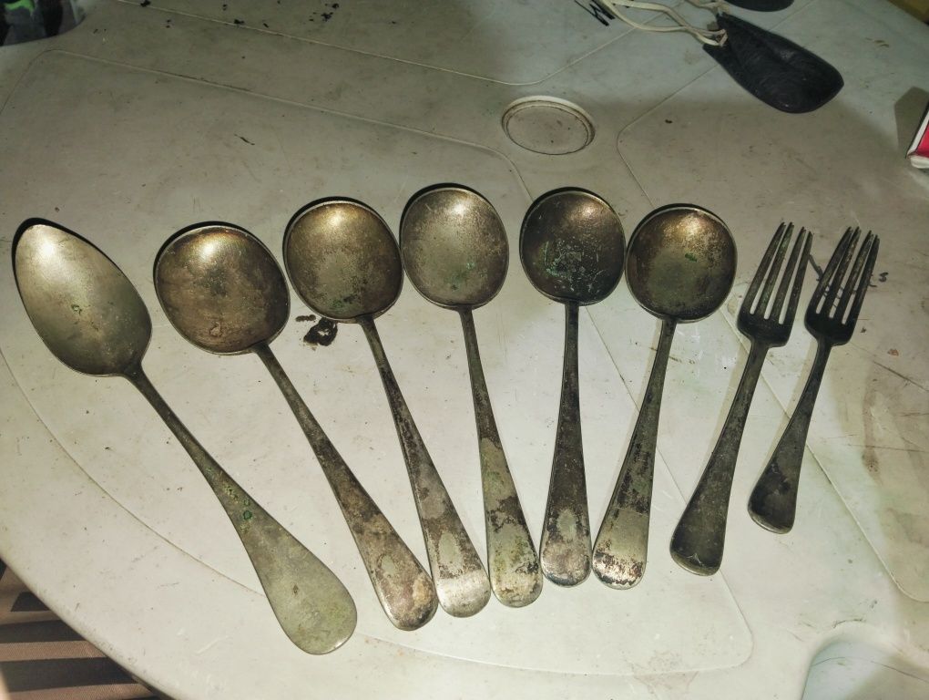 Vendo 6 colheres e 2 garfos muito antigos