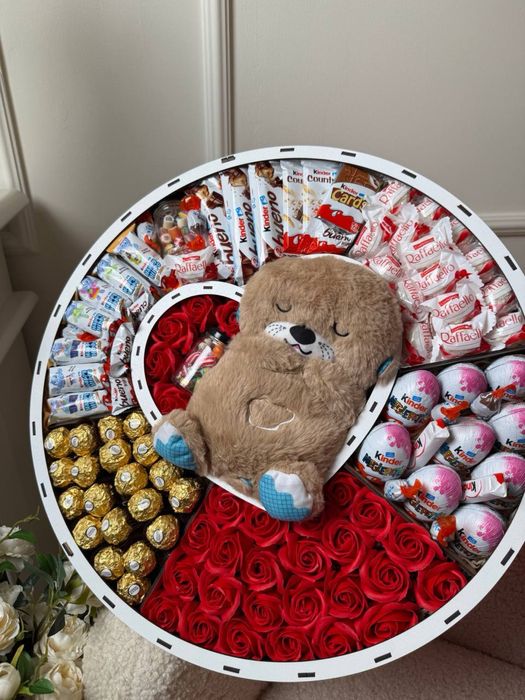 Солодкий бокс  з солодощами та мильними трояндами — ніжний подарунок