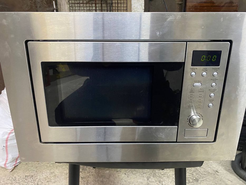 Вмонтована мікрохвильова піч