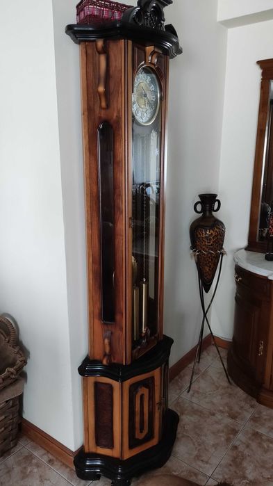 Relógio vertical em madeira