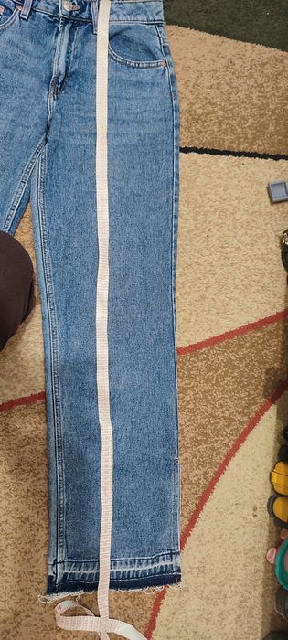 Джинсы прямые с разрезами 34 размер, штаны укороченные с лампасами