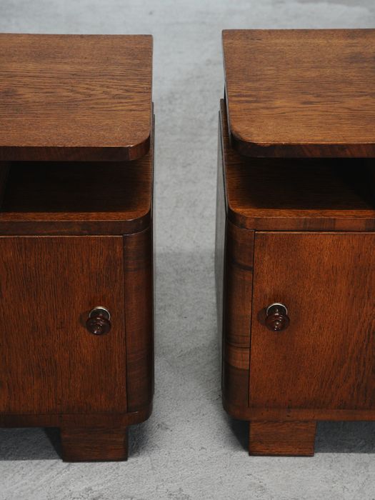 Mesas de cabeceira art deco em Carvalho maciço