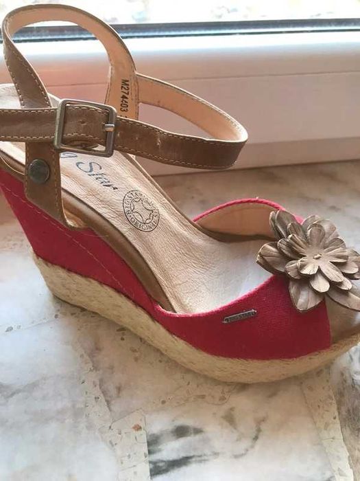 Piękne buty na wysokiej koturnie rozm 37