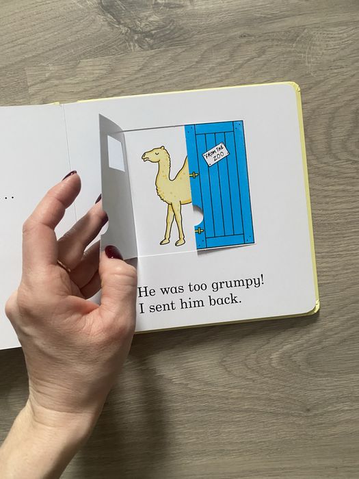 Книга зоопарк з віконцями на англ мові