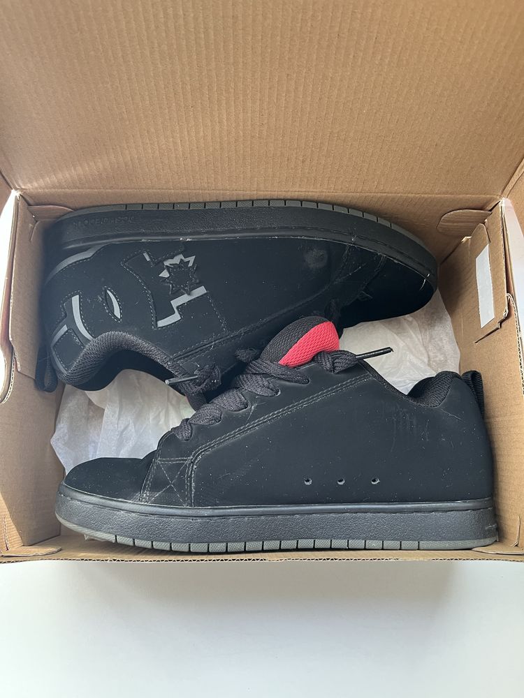 продам кроссовки MEN'S COURT GRAFFIK SHOES