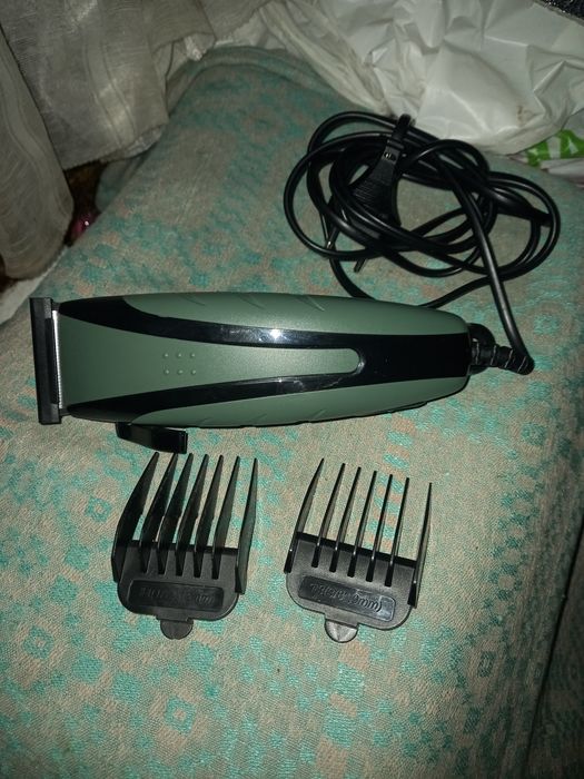 Машинка для стрижки волос от сети с самозатачивающимися ножами.