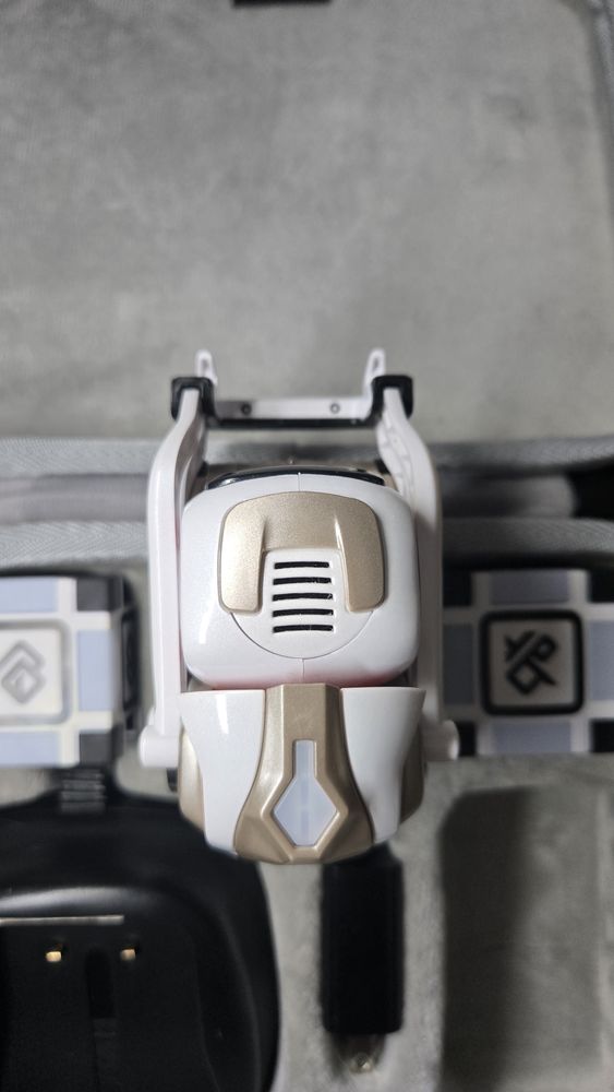 Робот Cozmo от Anki + кейс
