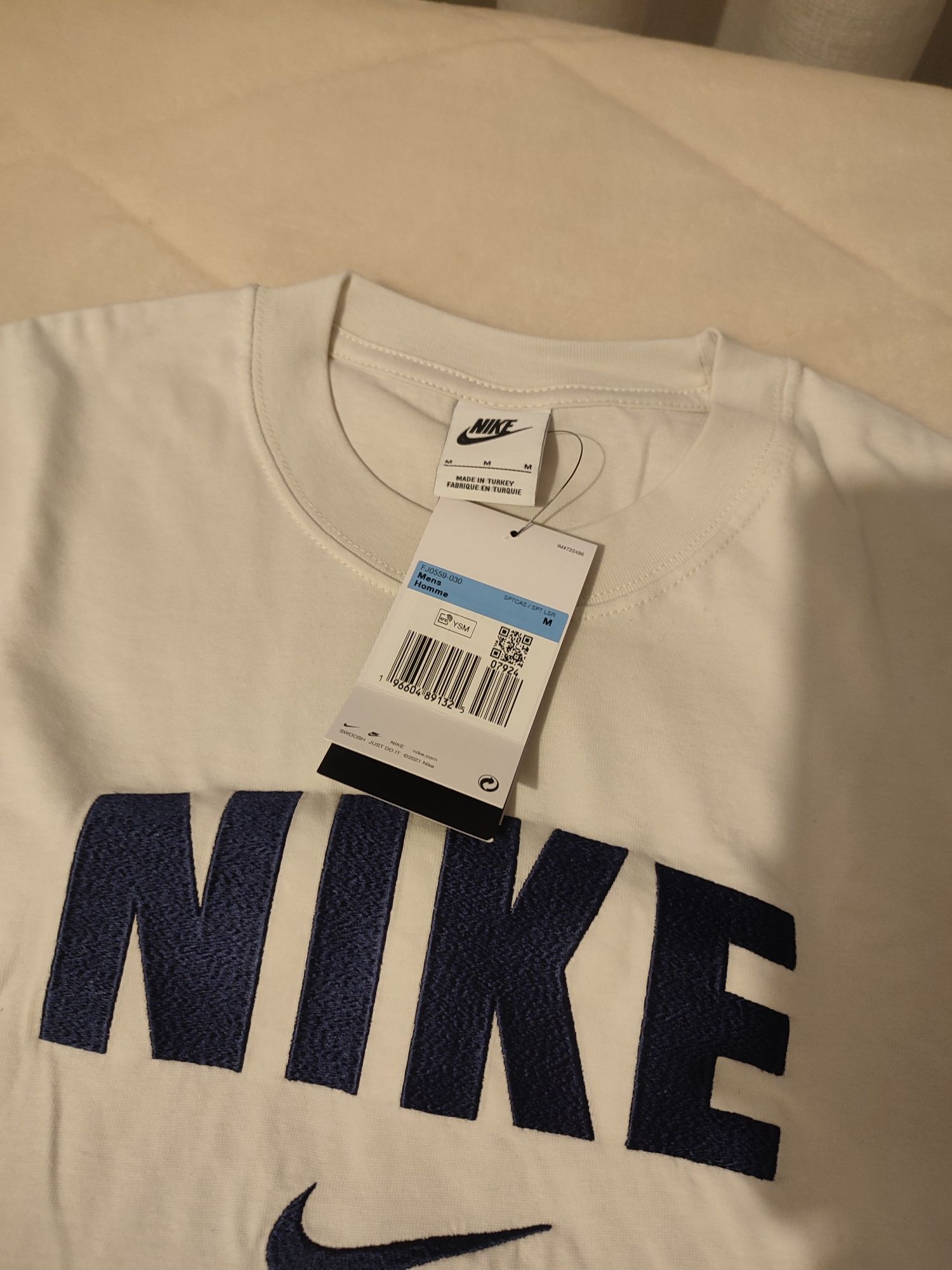 T-shirt Nike com etiqueta