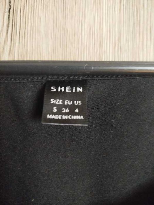 Czarny marszczony crop top tshirt z długim rękawem dekolt v petite