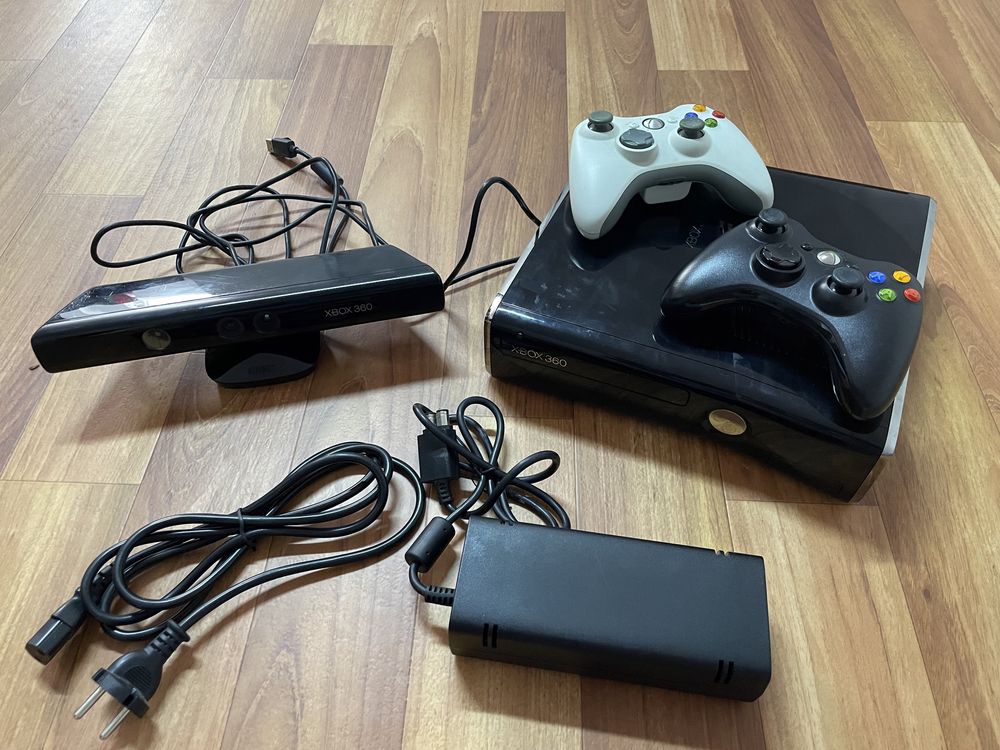 Xbox 360 com comandos e jogos