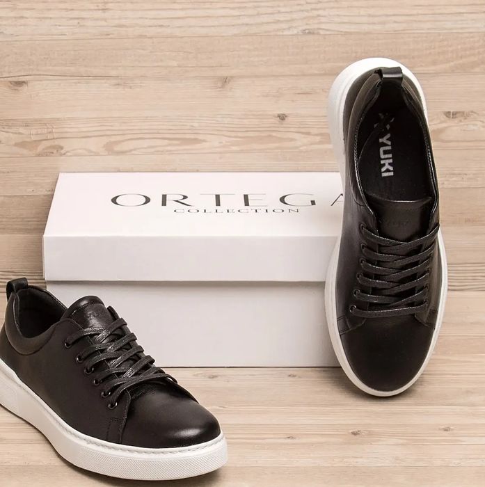 Мужские кроссовки черные с белой подошвой, кожаные кеды на весну