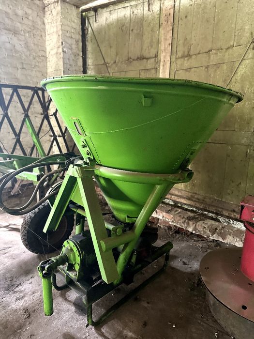 РУМ 500, розкидач мінеральних добрив, лійка