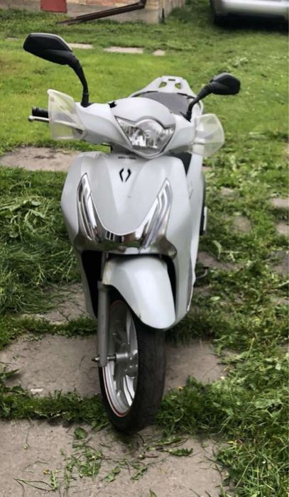 Продаєця хонда sh150.