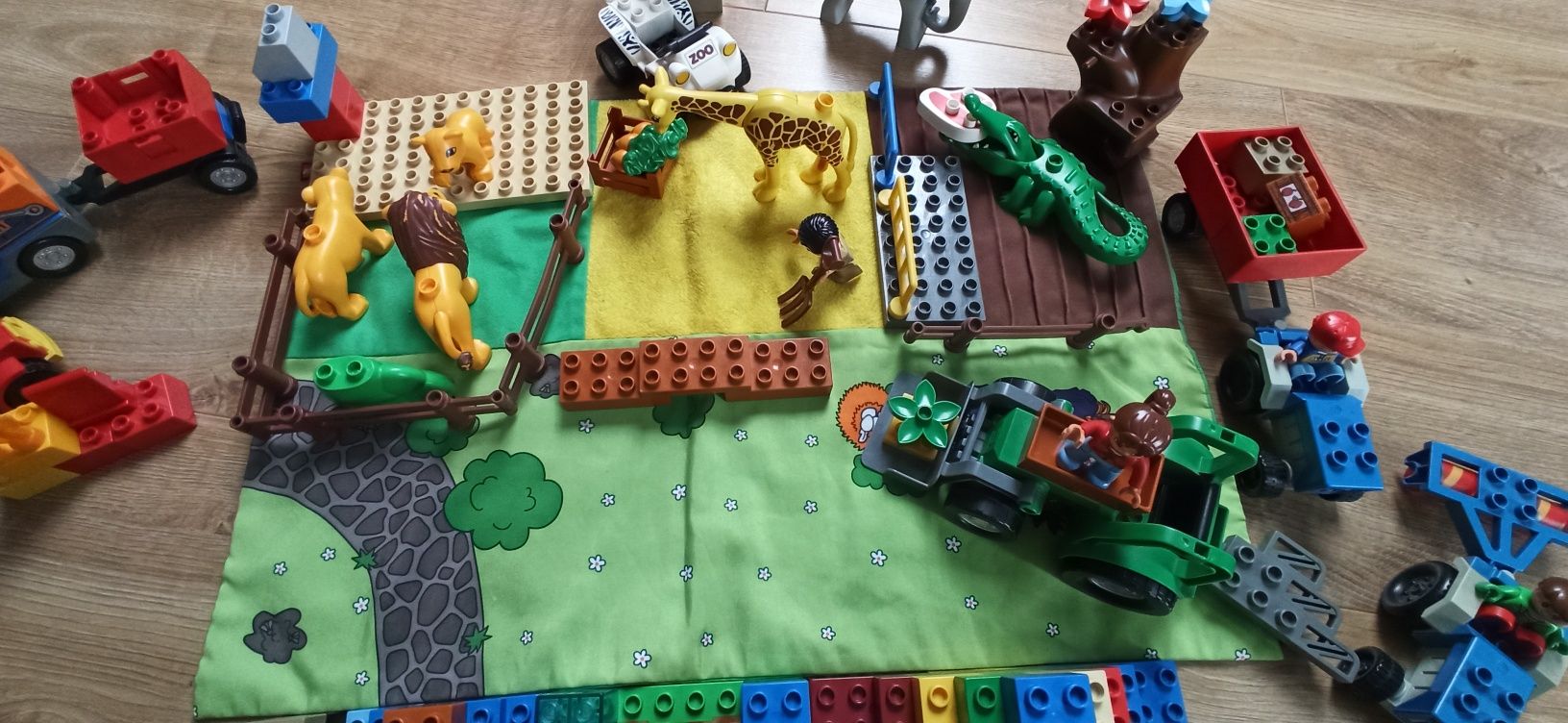 LEGO DUPLO ZOO STRAŻ KARMIENIE w zoo traktory i inne