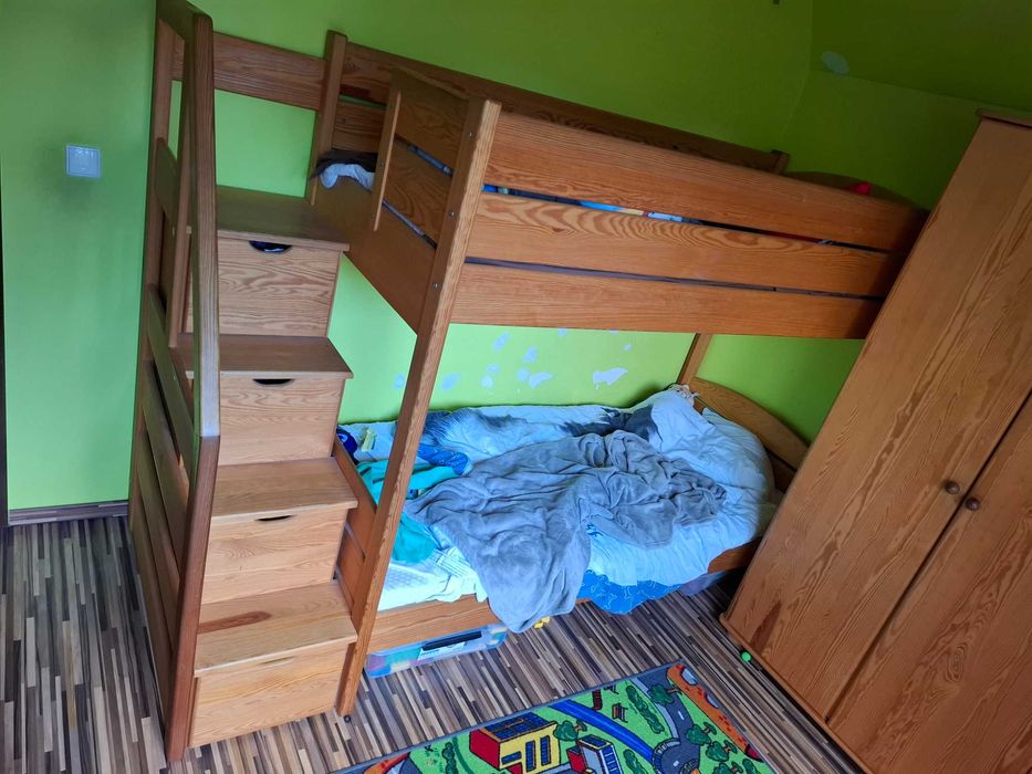 Łóżko piętrowe z komodą
