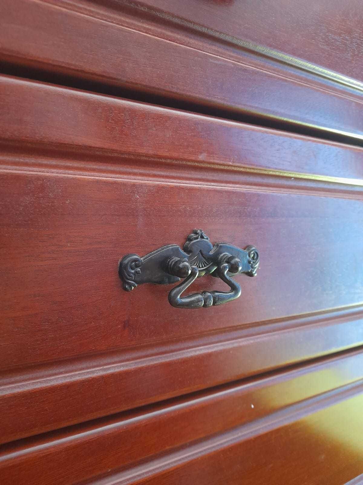 Cómoda em madeira
