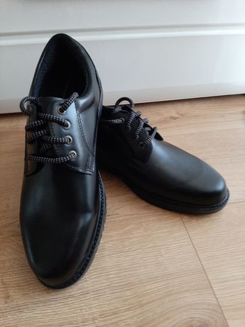 Pantofle lakierki skórzane rozmiar 48 czarne wiązane Nowe do garnituru