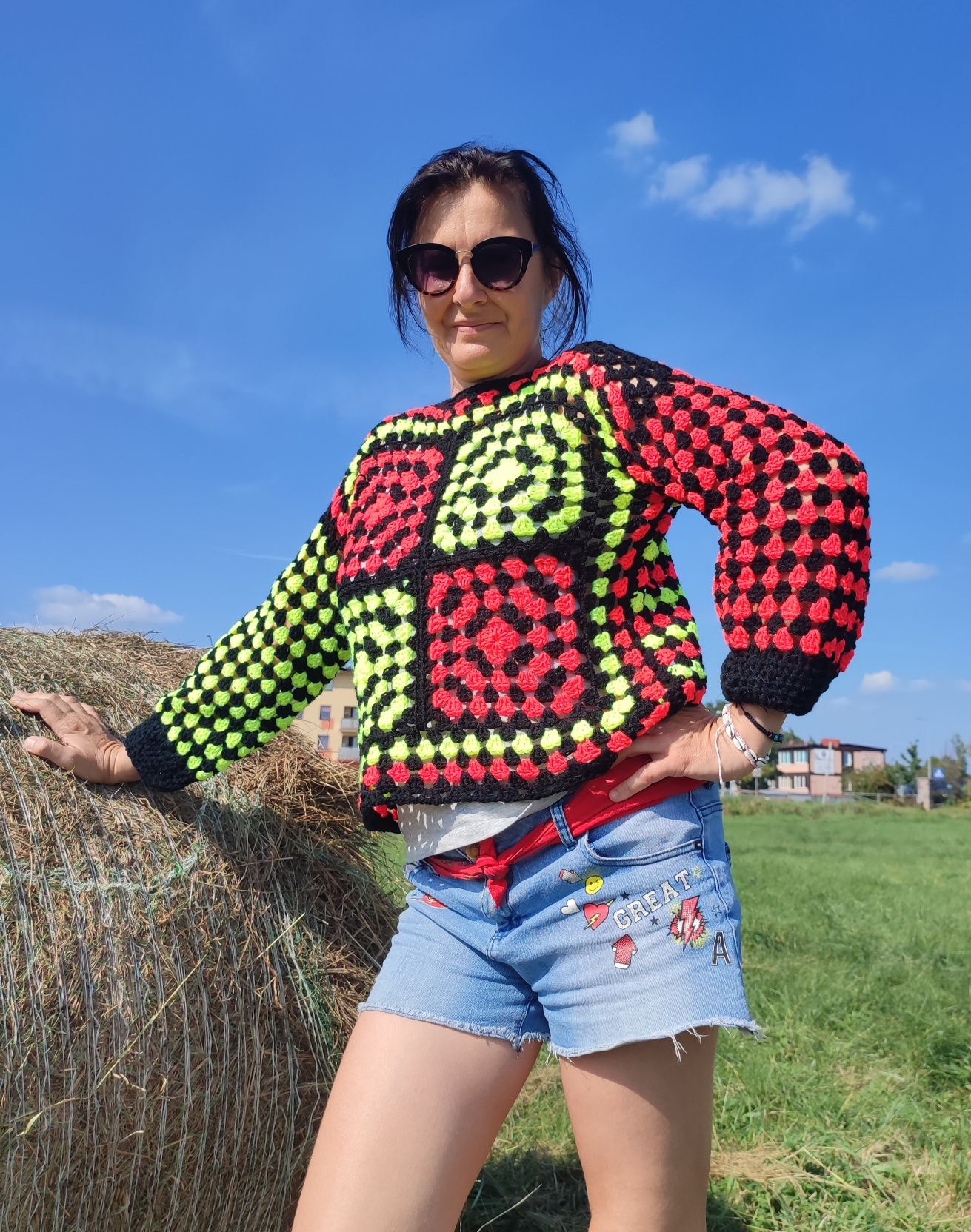 Sweterek w neonowych kolorach handmade