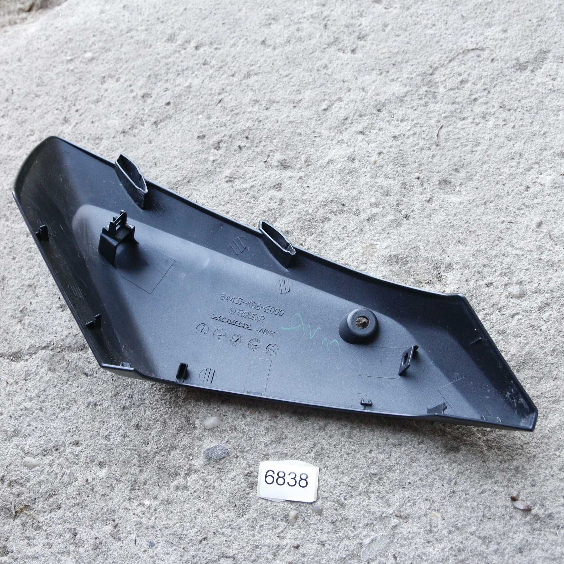 6838 Honda CB 125R boczek prawy owiewka zbiornika