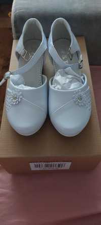 Białe buty komunijne