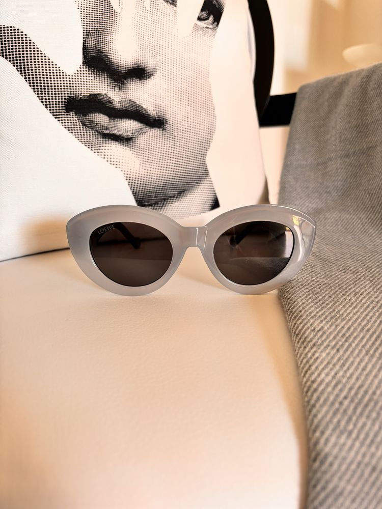 Oculos novos de cor cinzenta e preta