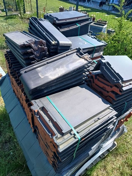 Dachówka Bergamo Antracyt  gąsiory boczna i połówki