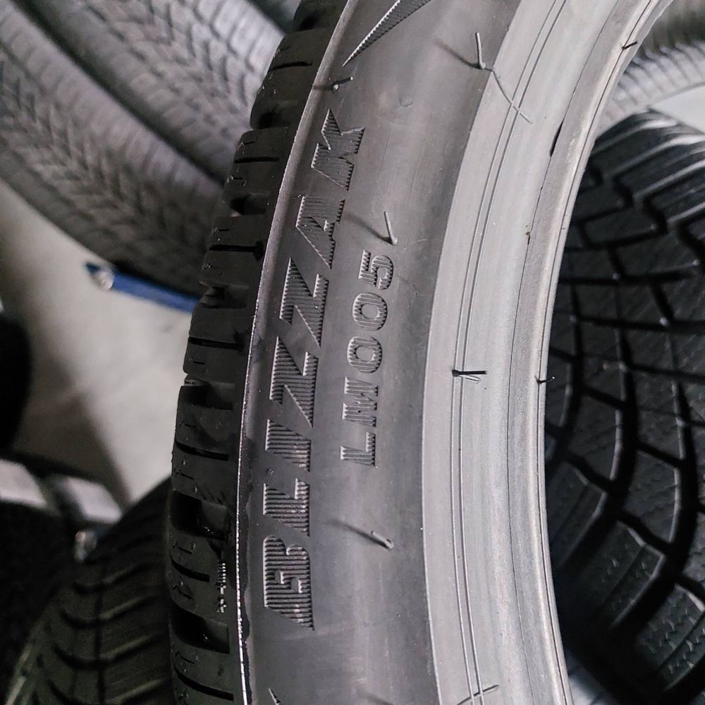 215/45/18 R18 Bridgestone Blizzak LM005 4шт нові зима