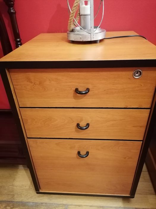 Cama com gaveta para outra cama e um bloco