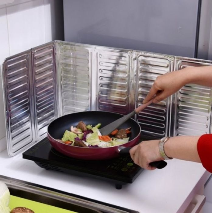 Захисна панель від жиру для плити.