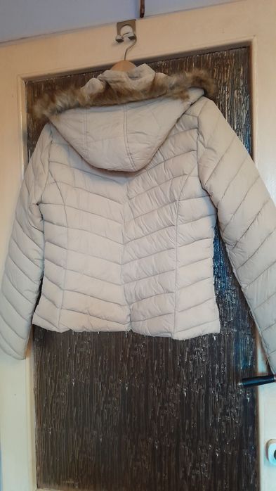 Kurtka ciepła na polarze z kapturem.