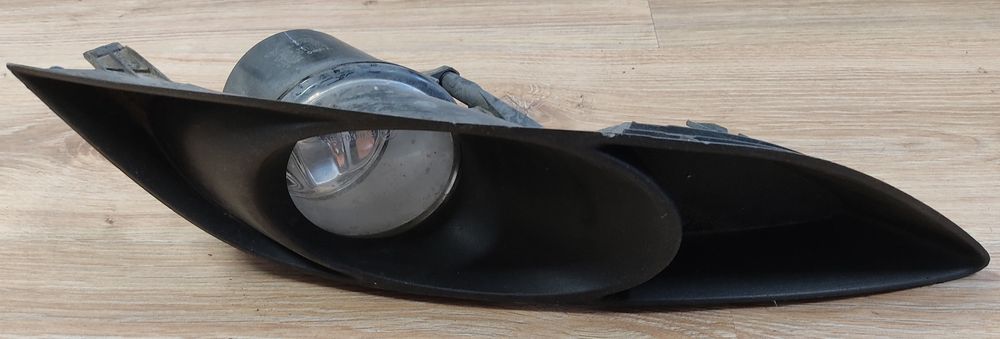 Halogen z kratką zderzaka prawa strona Toyota Auris