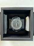Omega x Swatch Snoopy Edycja Lim.: Ciemna Faza Księżyca w Bioceramice