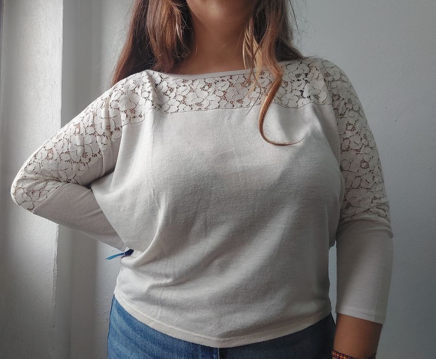 Blusa bege/creme com detalhe em renda, tamanho S marca pull&bear