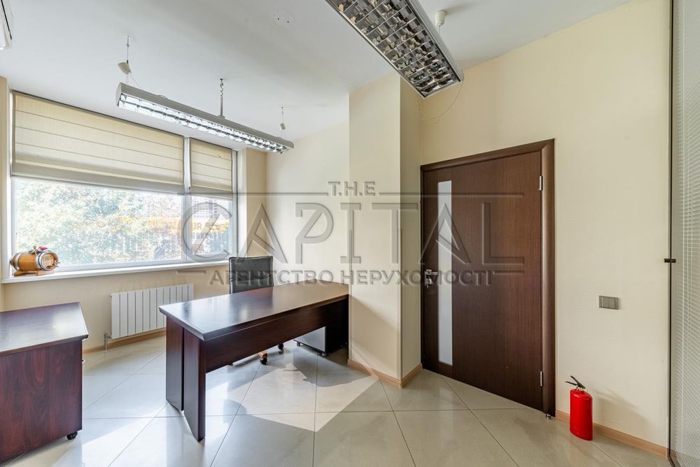 Оренда офісу 275 м² у центрі Києва, є меблі, декілька виходів, укриття
