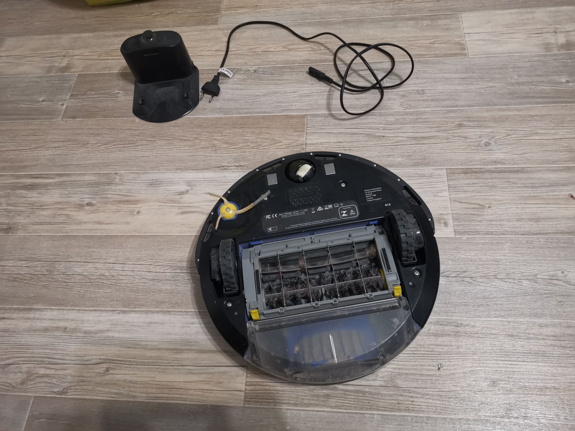 Irobot robot sprzątający roomba ze stacją ładowania.