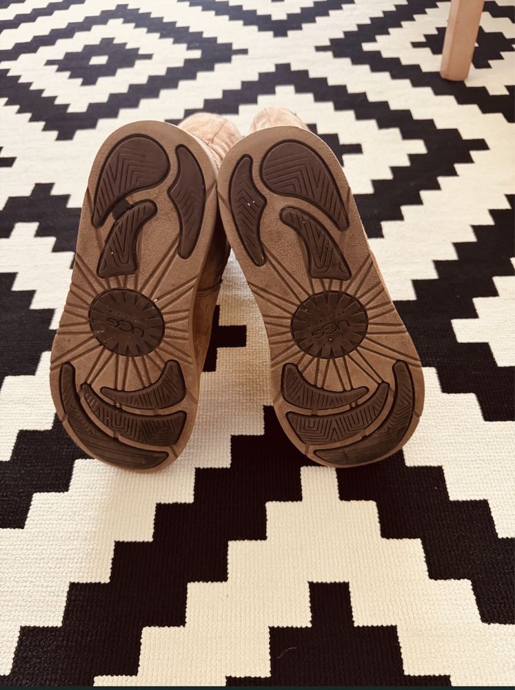 Botas UGG originais em pele   com pouco uso