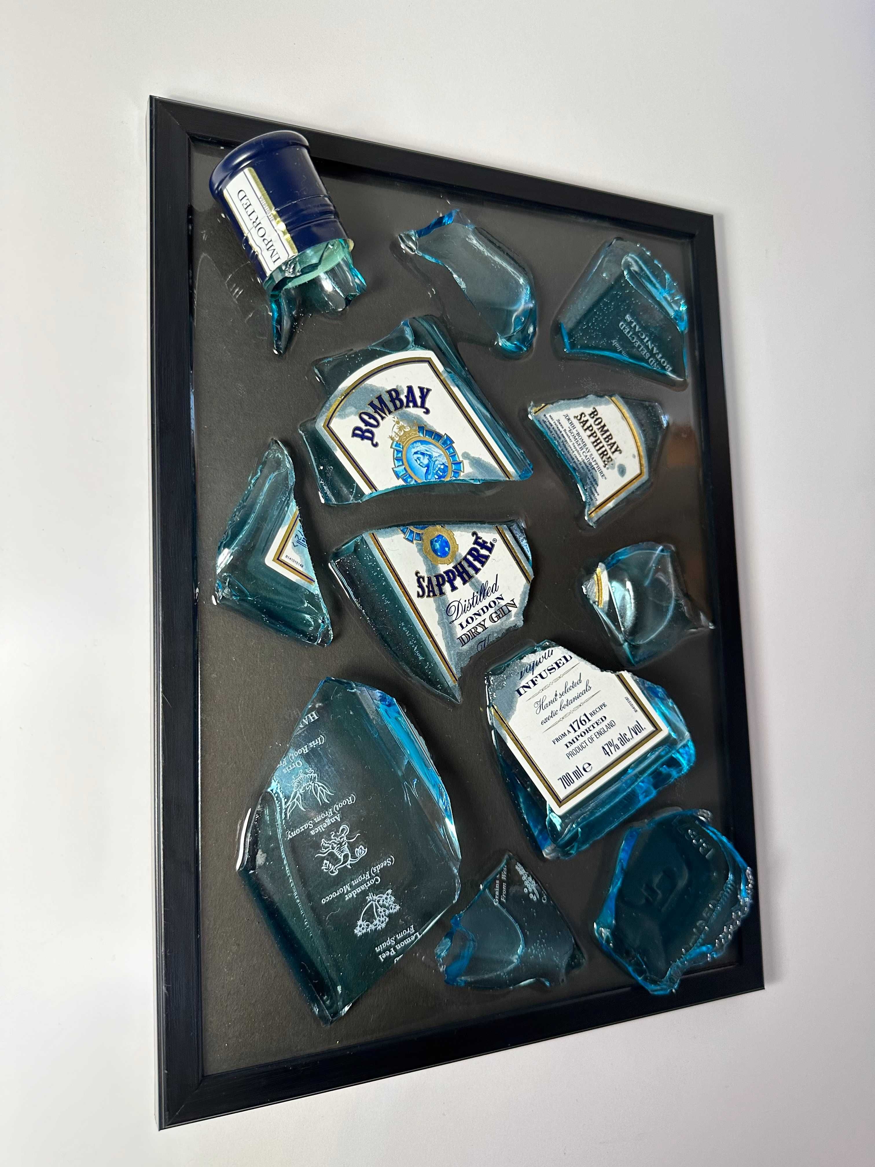 Картина з розбитою пляшкою джину Bombay Sapphire