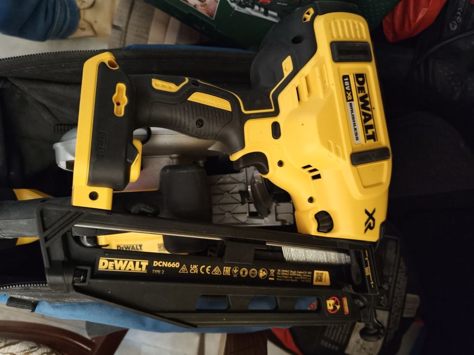 Gwoździarka DeWalt i gwoździe użyta raz