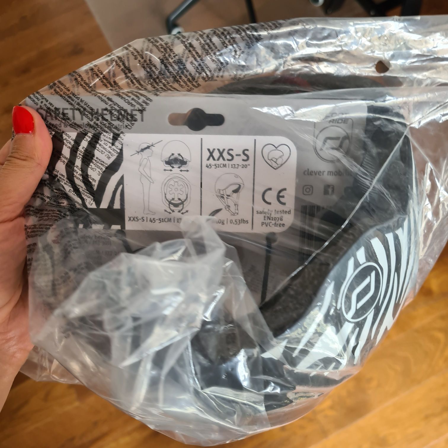 Nowy zapakowany kask scoot and ride czarny Zebra rozmiar XXS - S