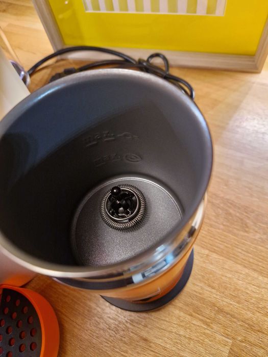 Ekspres Vertuo Pop Pantone Mandarin Orange + Spieniacz + kawa Gratis