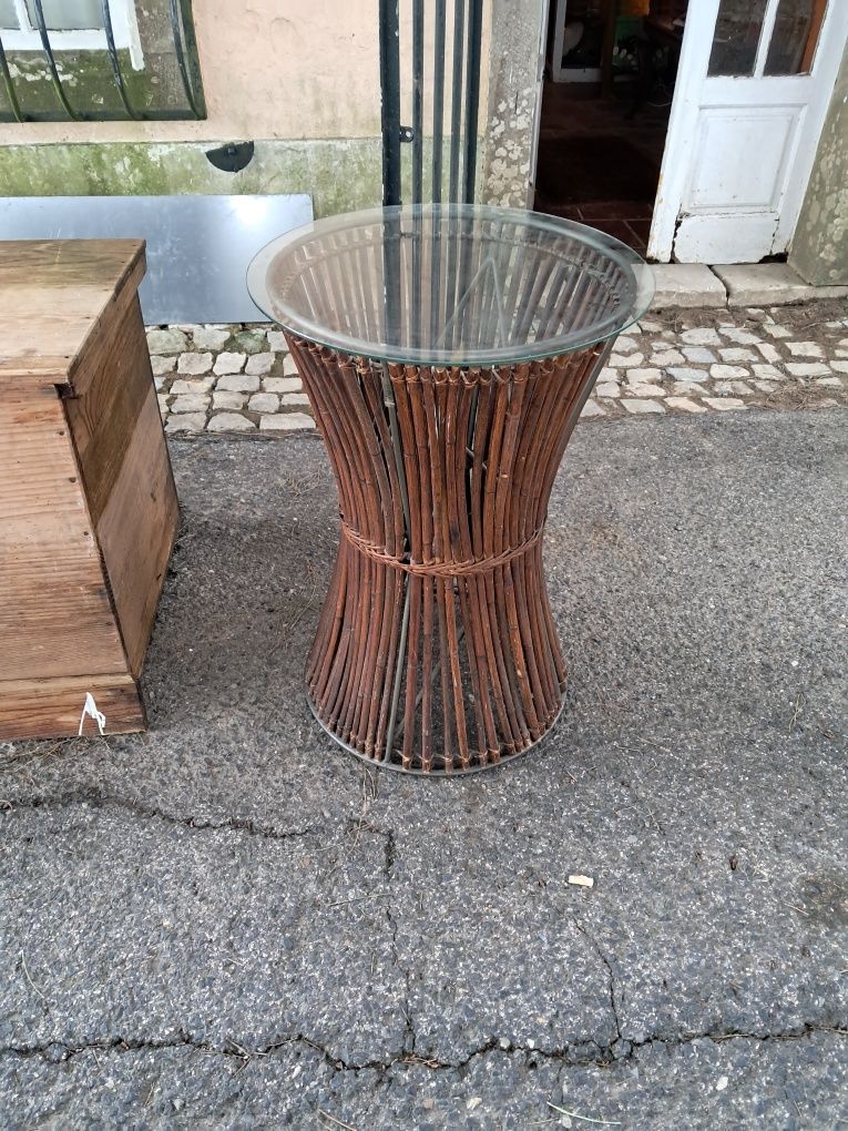Mesa de vidro com base em cana da Índia