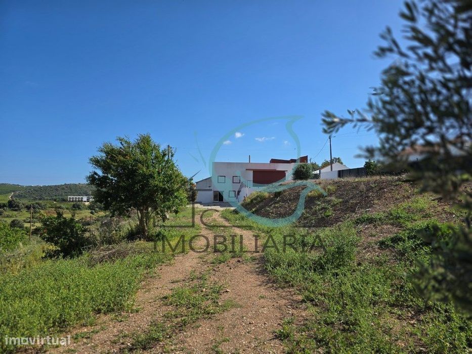 EXCLUSIVO - Excelente moradia de 2 pisos, com licença AL