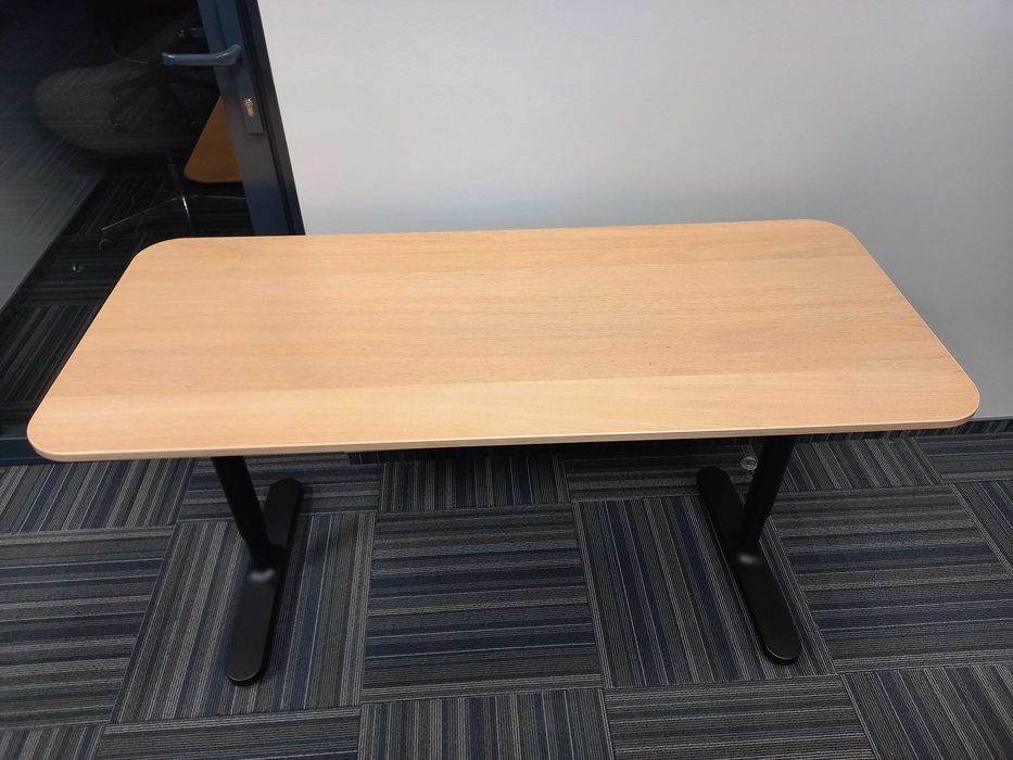 Biurko IKEA BEKANT z regulacją wysokości, 140/60 cm, dąb/czarny