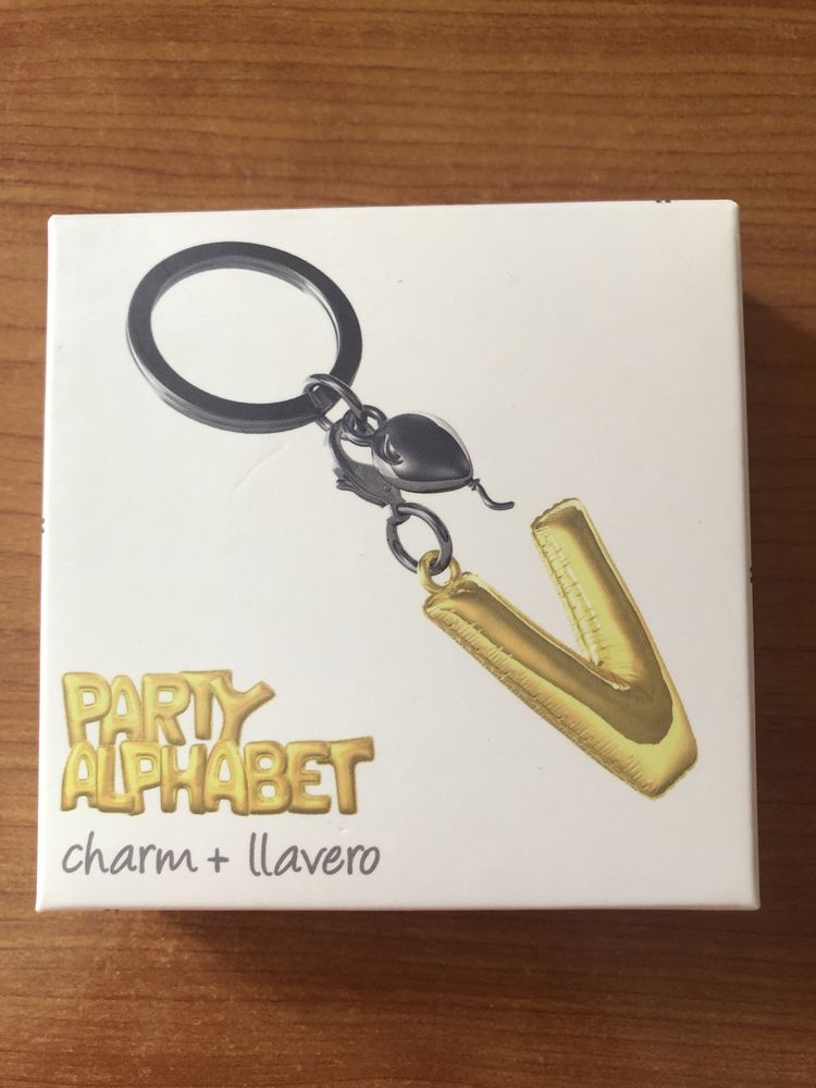 Porta chaves em Aço inox letra V